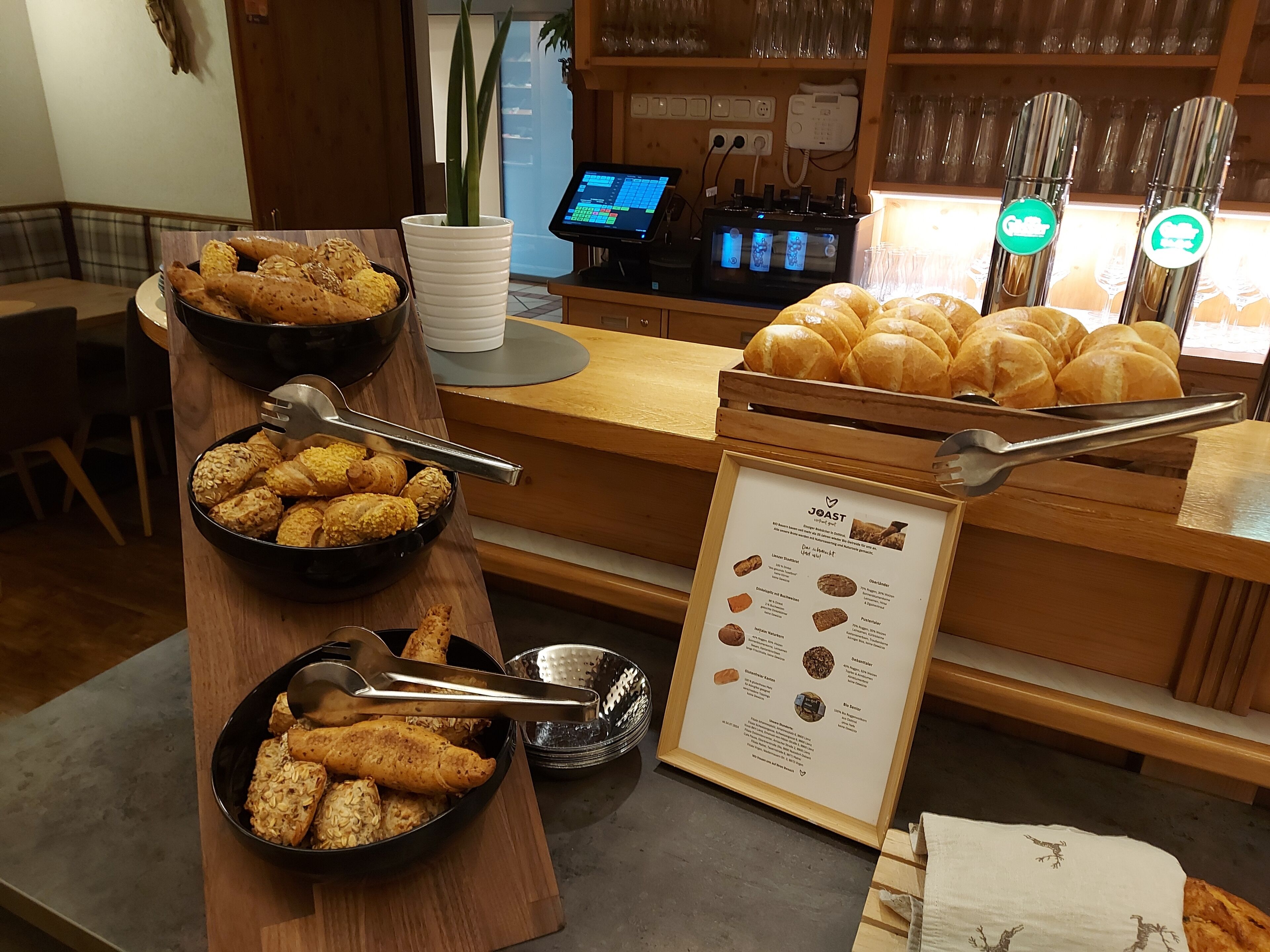 Café da manhã com buffet grátis todos os dias