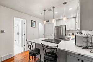 Refrigerador, microondas, horno, placa de cocina