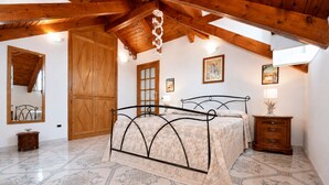 Ein Schlafzimmer mit einem Bett, einem Holzschrank und einem Nachttisch.