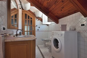 Secadora de cabello, bidet, toallas, jabón 
