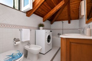 Asciugacapelli, bidet, asciugamani, sapone