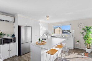 Fridge, microwave, oven, stovetop - Shearwater Ocean Views (Sunderland Bay)