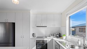 Køleskab, mikrobølgeovn, ovn, kogeplade