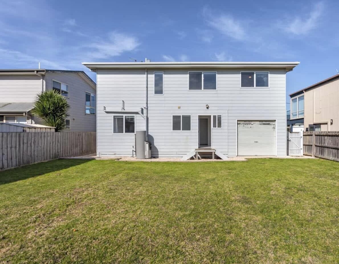 Il s’agit d’un immeuble résidentiel à deux étages, doté d’un garage à l’avant, d’un petit jardin devant et d’une clôture en bois.