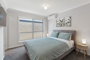 4 bedrooms, iron/ironing board, WiFi