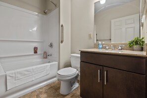 Departamento superior | Baño | Secadora de cabello, toallas, jabón, shampoo 