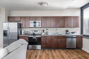 Departamento superior | Cocina privada | Refrigerador con congelador, microondas, horno y parrilla de estufa 