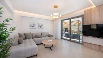 Smart TV, table tennis, books, stereo