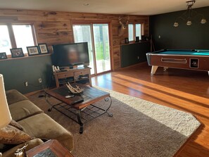 Smart TV, chimenea y libros 