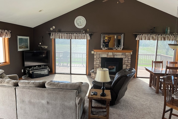 Smart TV, caminetto, libri