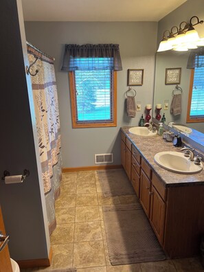 مجففات شعر، مناشف، صابون، شامبو