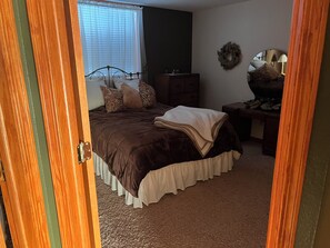 3 عدّة غرف نوم ومكواة/لوح كي وواي فاي وملاءات أسرّة