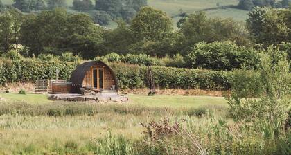 Cosy En-suite Glamping Cabin with Hot Tub
