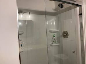 Suihku, hiustenkuivaaja, pyyhkeet, saippua
