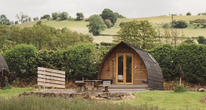 Cosy En-suite Glamping Cabin Near Hay-on-Wye.