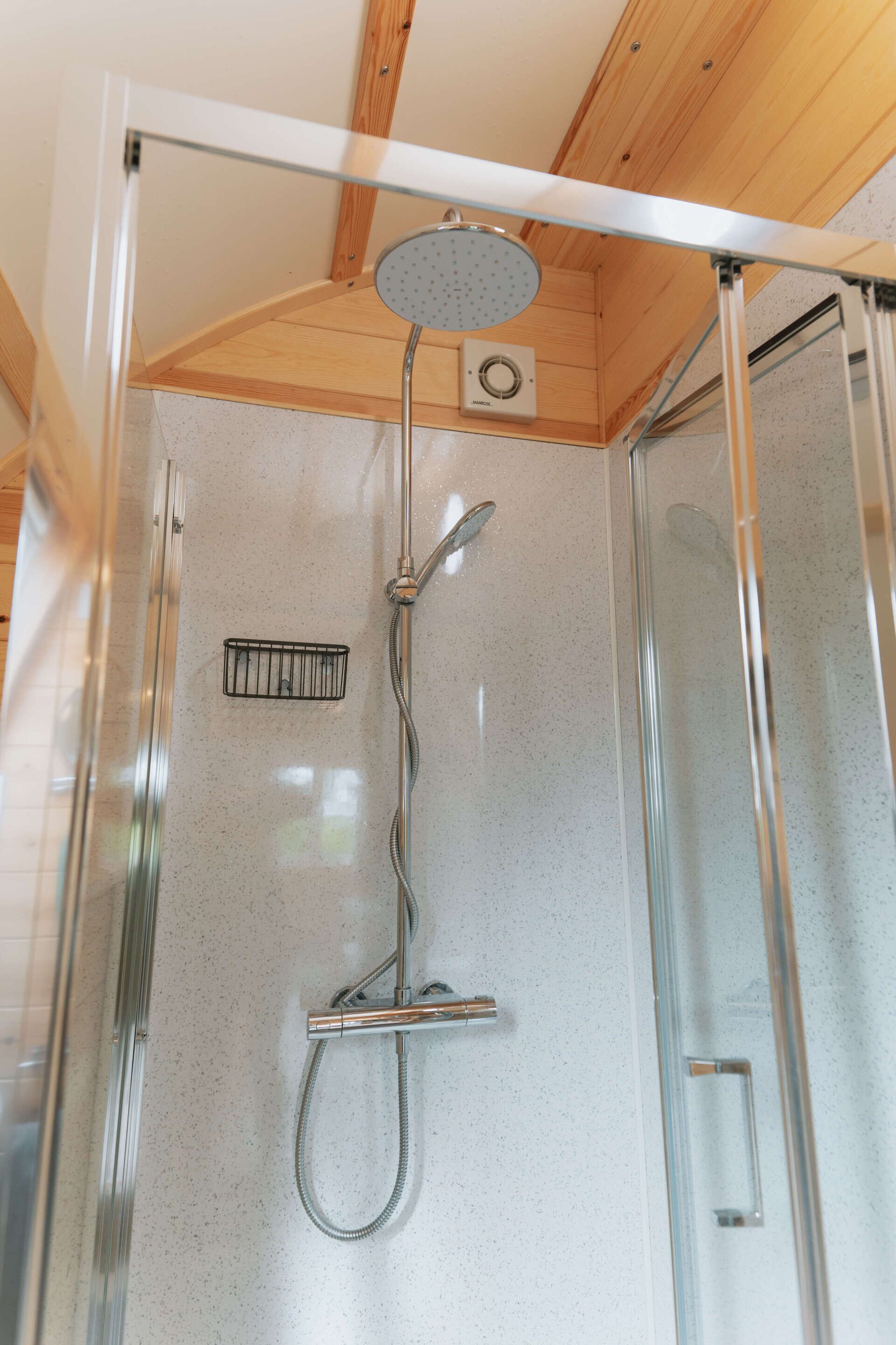 Douche, serviettes fournies, savon, papier toilette