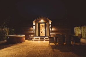 Outdoor dining - Cosy Rural Cabin With Hot Tub (Spalding)