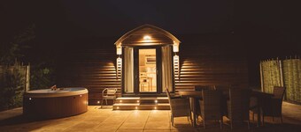 Cosy Rural Cabin With Hot Tub