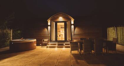 Cosy Rural Cabin With Hot Tub