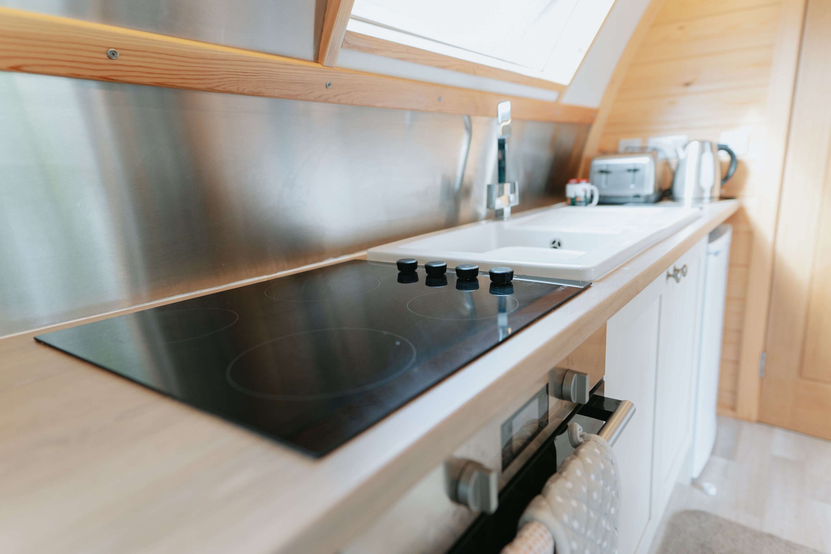 Wasserkocher mit Kaffee-/Teezubehör, Kühlschrank, Mikrowelle, Herdplatte