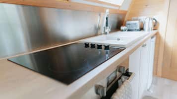 Wasserkocher mit Kaffee-/Teezubehör, Kühlschrank, Mikrowelle, Herdplatte