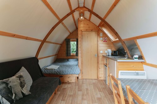 Cosy Glamping Cabin With Wood Fired Hot Tub
