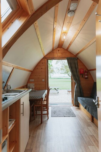 Cosy Glamping Cabin With Wood Fired Hot Tub