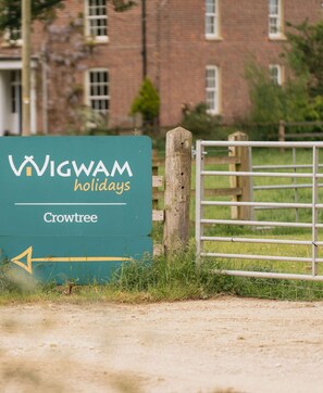 A sign for 'VIGWAM holidays' with an arrow pointing to the left, indicating the direction to 'Crowtree'. - Cosy Glamping Cabin With Wood Fired Hot Tub (Spalding)