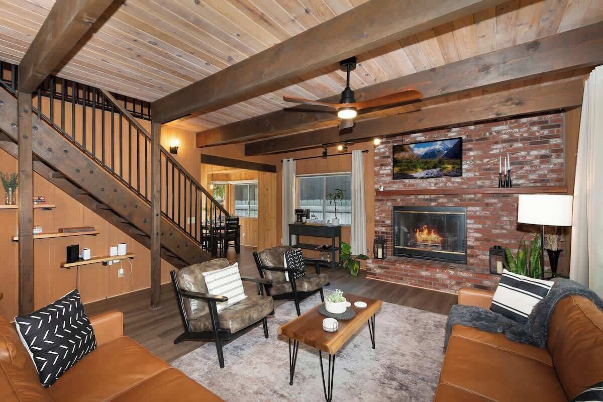 Télévision, cheminée, espaces bureaux