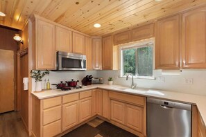 Fridge, microwave, oven, stovetop - Large 5-Bedroom Family Retreat in Big Bear (Big Bear Lake)