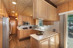 ثلاجة، ميكروويف، فرن، موقد طهي مسطح