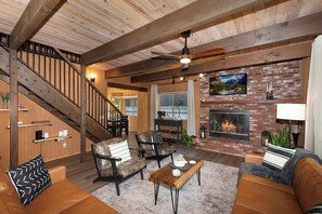 تلفزيون، مدفأة، مكتب