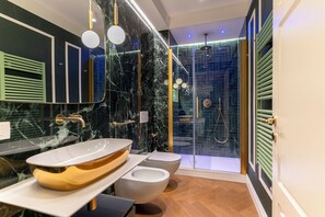 Dusche, Haartrockner, Bidet, Handtücher