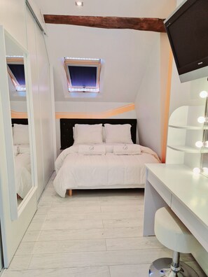 2 chambres, bureau, fer et planche à repasser, lit de bébé portatif