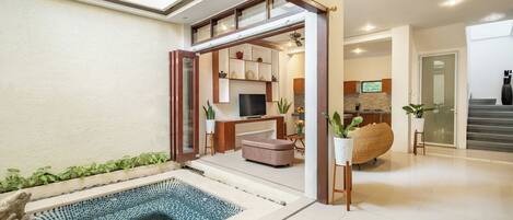 En 43-tommers Flatskjerm-TV med digitale kanaler samt TV