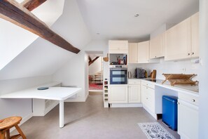 Fridge, microwave, oven, coffee/tea maker - Nantes Downtown, Big flat for 2 under the roof (Nantes)