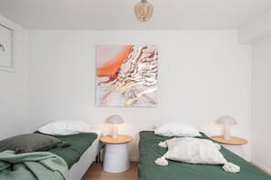 5 bedrooms, desk, iron/ironing board, WiFi