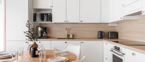 冷蔵庫、電子レンジ、オーブン、コンロ