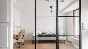 5 bedrooms, desk, iron/ironing board, WiFi