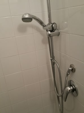 Douche, serviettes fournies, savon, shampoing