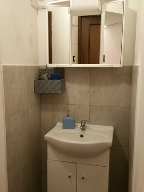 Een douche, handdoeken, zeep, shampoo