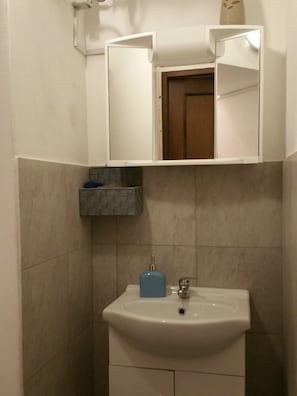 تجهيزات دش، مناشف، صابون، شامبو