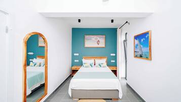 Un dormitorio con cama, mesitas de noche, un espejo y obras de arte en las paredes.