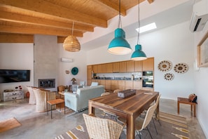 Apartamento Deluxe, vistas a la piscina, en la zona del jardín | Zona de estar | Una televisión de pantalla plana