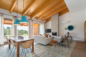 Deluxe-íbúð - útsýni yfir sundlaug - vísar að garði | Stofa | Flatskjársjónvarp