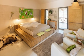 Habitación doble, vistas a la piscina | Ropa de cama de alta calidad, minibar, decoración individual