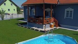 Outdoor pool - Beautiful 4-bed House in the Neahe Wien (Guntersdorf)