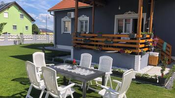 House | Outdoor dining