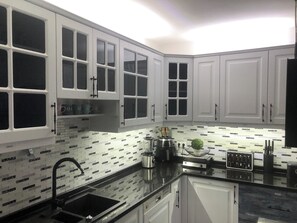 Maison | Cuisine privée | Réfrigérateur, micro-ondes, four, plaque de cuisson