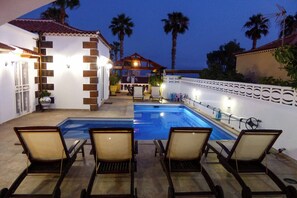 Vila (4 Bedrooms) | Bagian depan properti